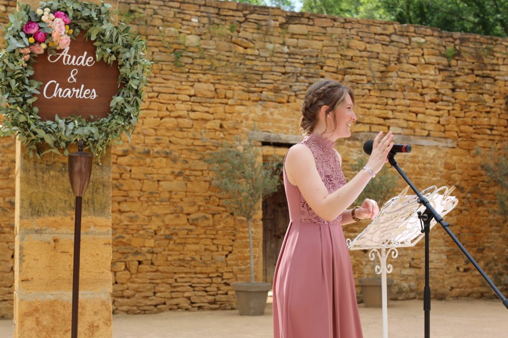 notre officiante devant la couronne fleurie