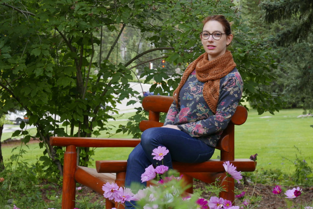 châle assise sur un banc de face