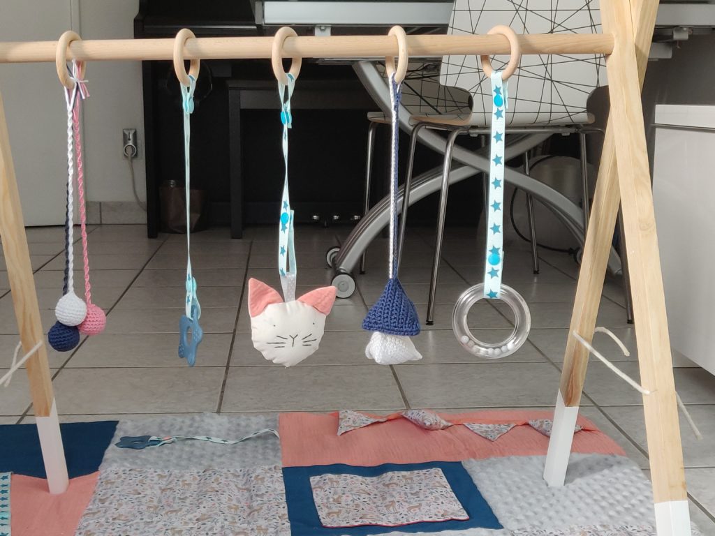 Portique D'éveil En Bois Pour Bébé 0-12 Mois - Pliable - Avec 3 Jouets Suspendus - Dimensions 45x37,5x47,5 Cm